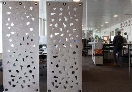 Rumafskærmning i grå filt hos Ticketmaster (3)